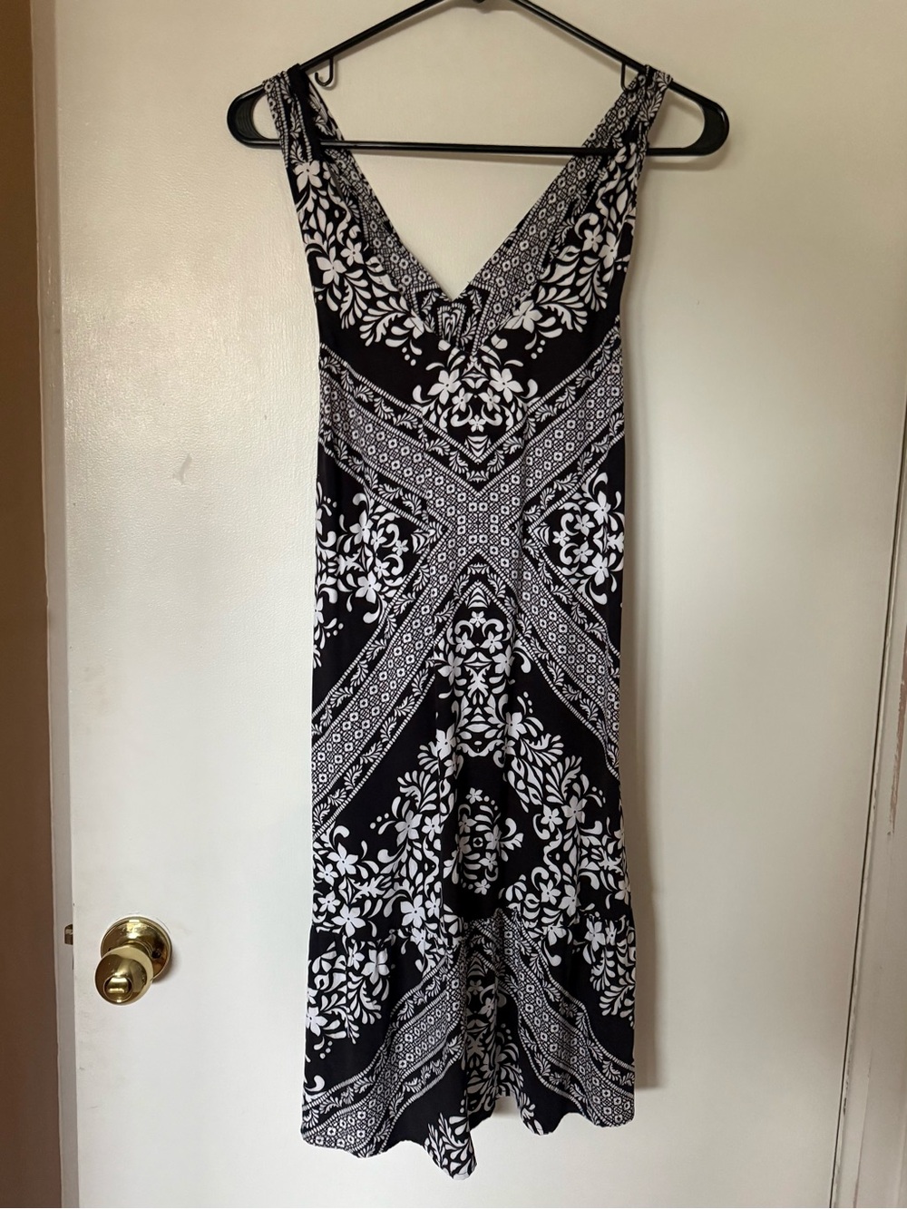 Women's Black & White V-Neck Patterned Maxi Dress